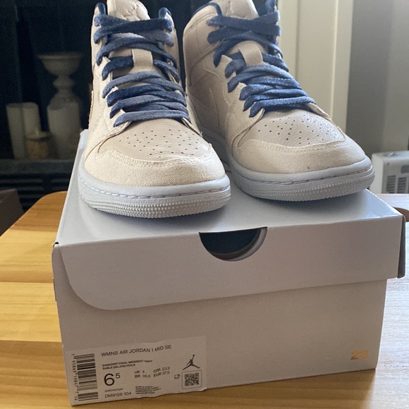 Jordan 1 Mid SE - Picture 2 of 8